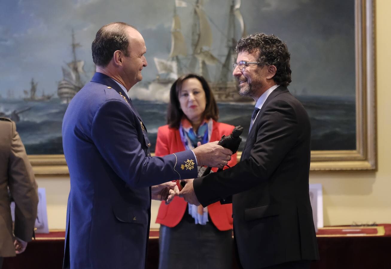 Antonio Vázquez recoge el Premio Defensa de Periodismo Gráfico